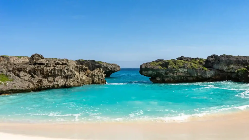 Cliffs and turquoise water at Mandorak Beach
